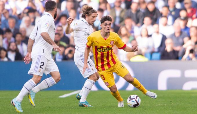 Modric intenta robarle un balón a Miguel Gutiérrez en el Real Madrid-Girona (Foto: Cordon Press).