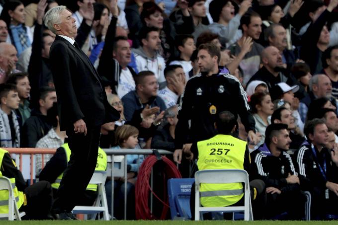 Carlo Ancelotti, en la banda del Santiago Bernabéu (Foto: Cordon Press).