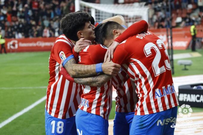 Celebración del gol de Víctor Campuzano durante el Sporting-Albacete (Foto: LaLiga).