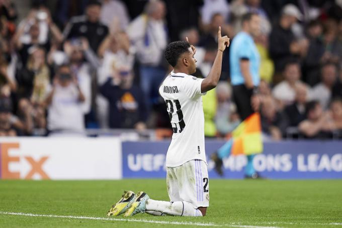 Rodrygo celebra su gol en el Real Madrid-Celtic: Ancelotti le tiene como lanzador de penaltis (Foto: Cordon Press).