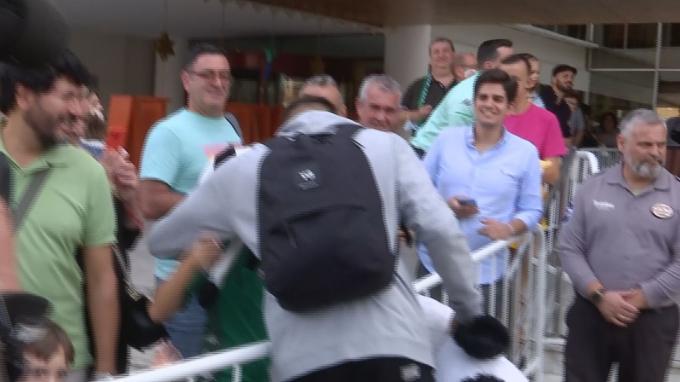 Un pequeño hincha del Betis regala un panda gigante de peluche a Borja Iglesias y se funden en un abrazo