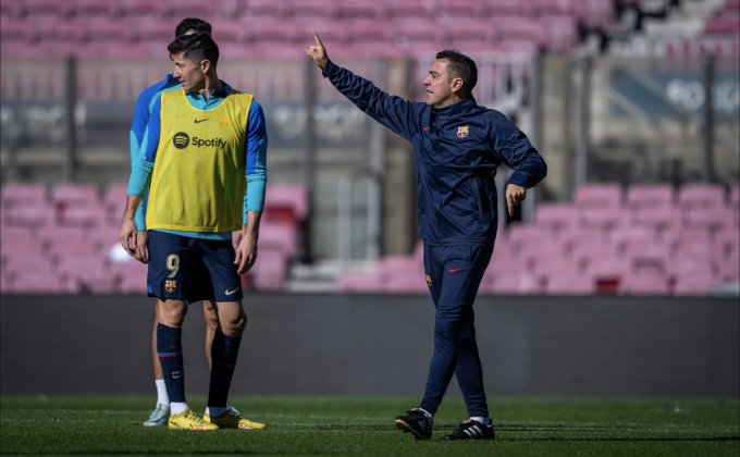 Xavi, con Lewandowski al fondo, da indicaciones durante un entrenamiento del Barça (Foto: FCB).