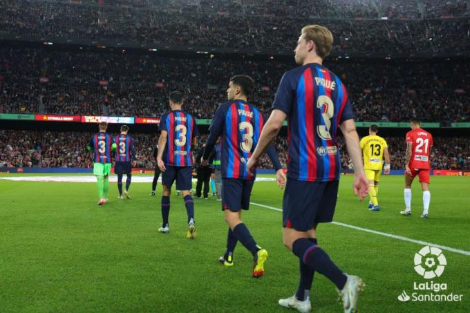 Los jugadores del Barcelona saliendo con la camiseta de Gerard Piqué (Foto: LaLiga).