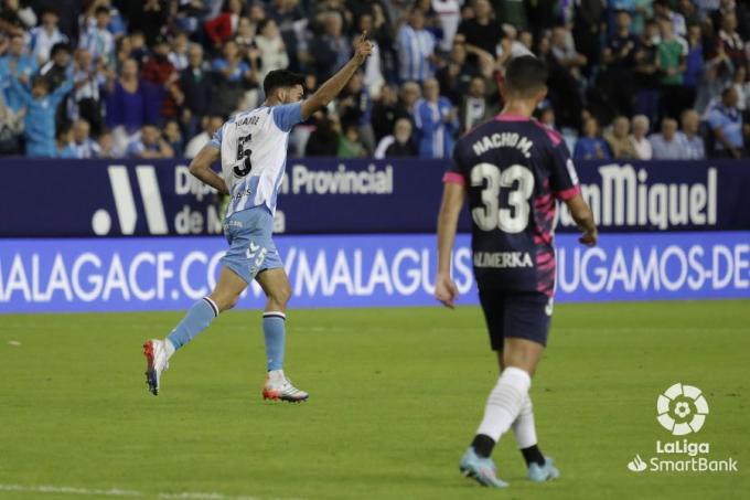 Juande, con la mano al cielo tras su gol al Sporting (Foto: LaLiga).