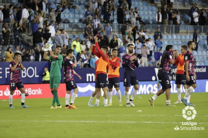 El Sporting aplaude a sus aficionados en Málaga (Foto: LaLiga).