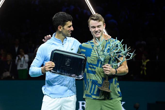 Djokovic y Rune tras haber recogido los trofeos en el Masters de París. (Cordon Press)