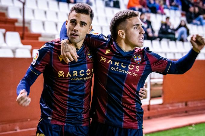 Róber Ibáñez y Montiel celebran el gol del Levante ante el Albacete. (Foto: LUD)
