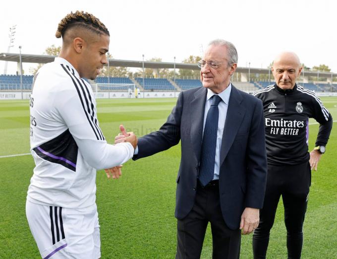 Florentino Pérez saluda a Mariano Díaz en el entrenamiento del Real Madrid (Foto: RMCF).