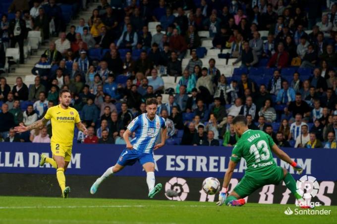 Javi Puado perdona ante Rulli en el Espanyol-Villarreal (Foto: LaLiga).