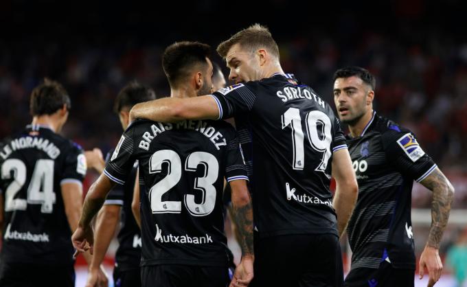 Brais Méndez y Sorloth se abrazan tras un gol en el Sevilla-Real Sociedad (Foto: Kiko Hurtado).