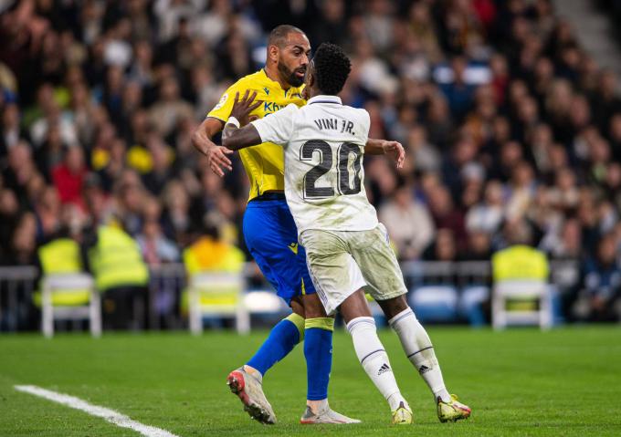 Vinícius protesta una acción con Fali en el Real Madrid-Cádiz (Foto: Cordon Press).