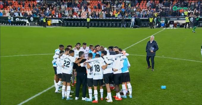 El colectivo, gran favorecido de la competencia entre Kluivert y Samu.
