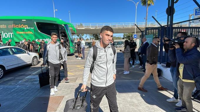 El canterano Enrique, antes de subir al avión del Betis a Sudamérica (Foto: Kiko Hurtado)