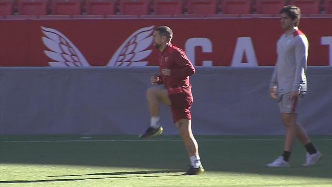 El Papu sale al entrenamiento cojeando tras la polémica en el Pizjuán