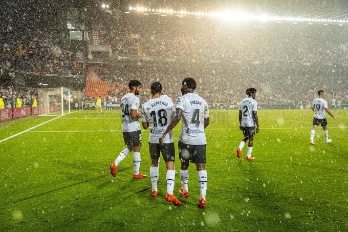 El Valencia de Gattuso venció al Betis en Mestalla con lluvia