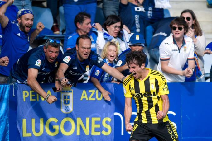 Sangalli celebra con su afición el gol definitivo del Oviedo en El Malecón (Foto: RO).