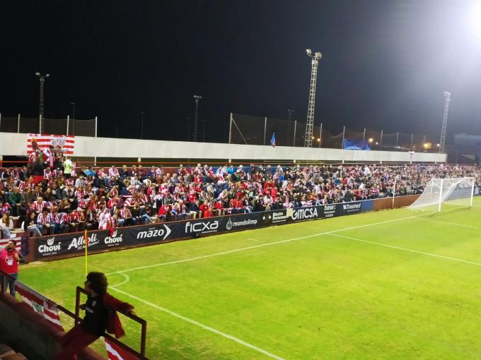 Un fondo repleto de athleticzales en la cita de Copa del Athletic Club ante el Alzira (Foto: DMQ Bizkaia).