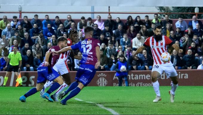 Villalibre golpea el balón en el Alzira-Athletic de Copa (Foto: Athletic Club).