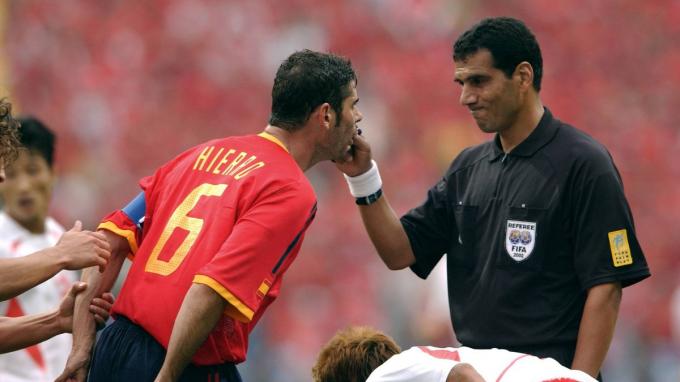 Fernando Hierro protesta a Al Ghandour en los cuartos de final del Mundial 2002.