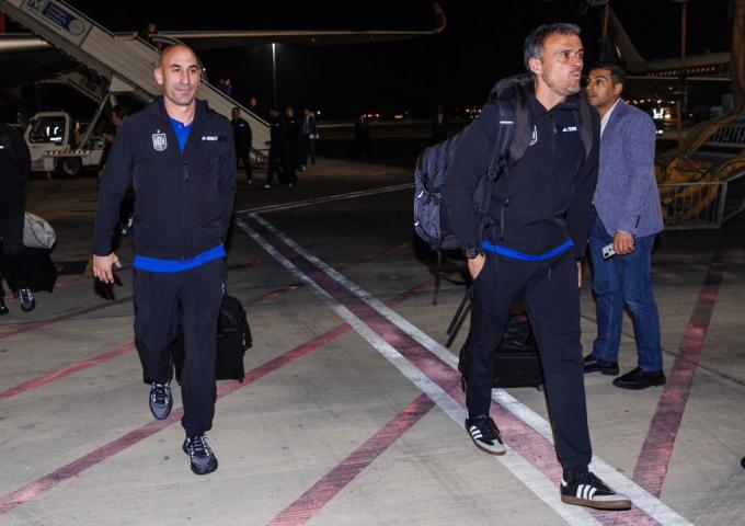 Luis Enrique y Rubiales, a la llegada de la selección española a Jordania (Foto: RFEF).
