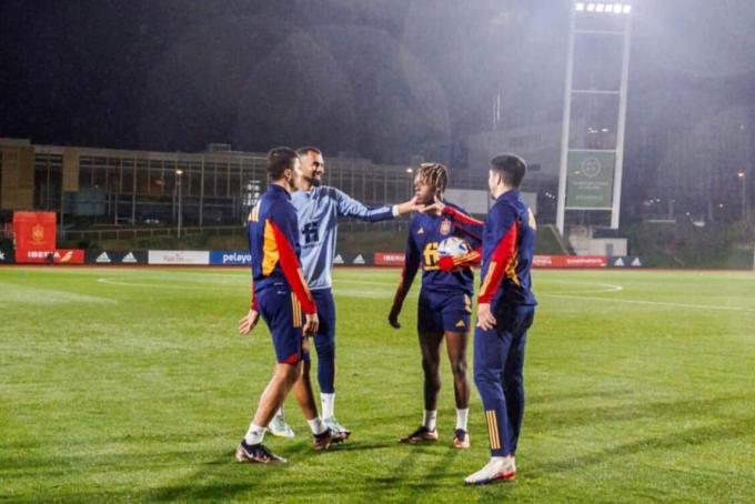 Vaciles de los compañeros con Nico Williams en Las Rozas (Foto: SeFutbol).