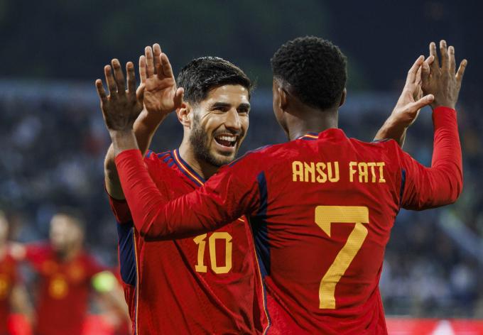 Asensio celebra con Ansu Fati el gol del primero ante Jordania (Foto: RFEF).