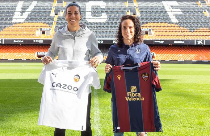 Marta Carro, capitana del Valencia CF junto a Alharilla, capitana del Levante UD en Mestalla. Foto: Levante UD