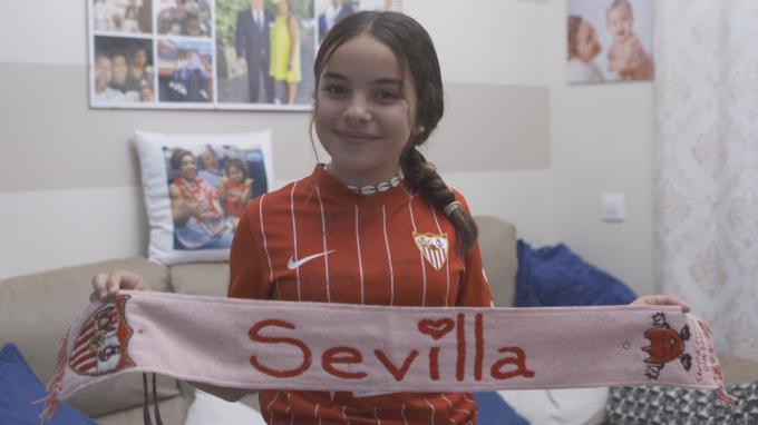 Naiara enseña su bufanda del Sevilla durante el reportaje para ElDesmarque
