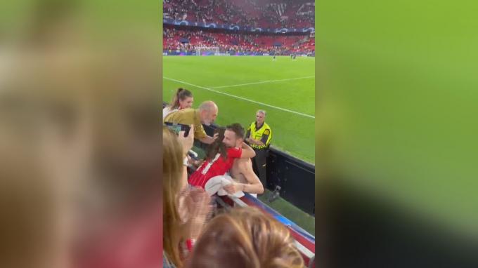 Rakitic abraza a Naiara tras darle su camiseta al finalizar el Sevilla-Copenhague de Champions