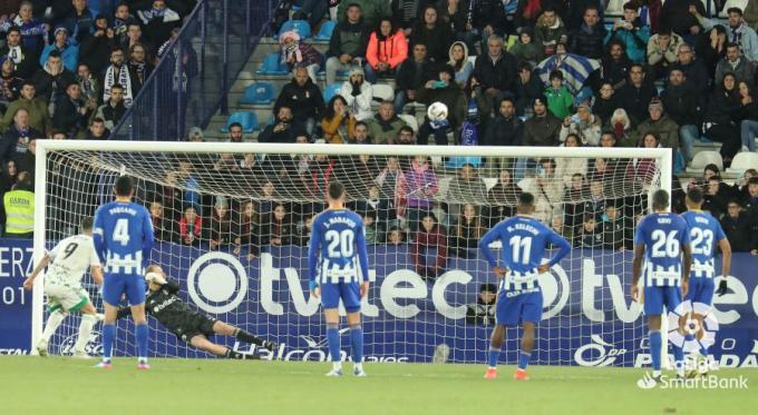 Lanzamiento errado por Borja Bastón desde el punto de penalti. (Foto: LaLiga)