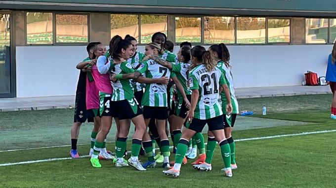 Las jugadoras del Betis Féminas celebran un gol (Foto: Kiko Hurtado).