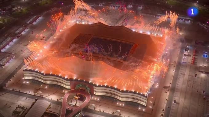 Fuegos artificiales en la ceremonia de inauguración del Mundial de Qatar.