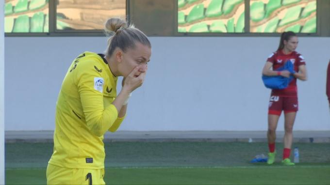 Esther Sullastres se coloca las lentillas tras el gol de Violeta Quiles en el 2-0