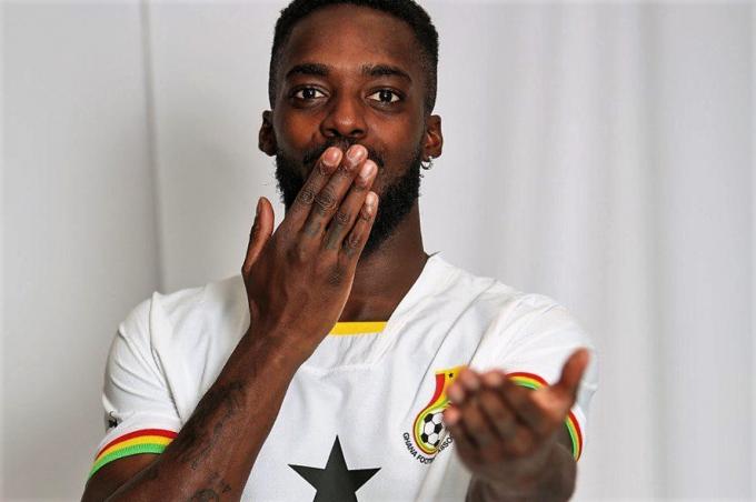 Hasta besos lanza Iñaki Williams, el delantero del Athletic Club con el uniforme de la selección de Ghana.