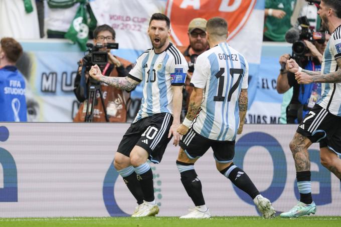 Leo Messi celebra su gol en el Argentina-Arabia Saudí con el Papu Gómez (Foto: Cordon Press).