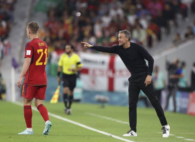 Luis Enrique da instrucciones delante de Dani Olmo en el España-Costa Rica (Foto: Cordon Press).