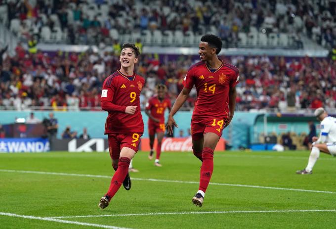 Gavi y Balde celebran un gol de España ante Costa Rica (Foto: Cordon Press).