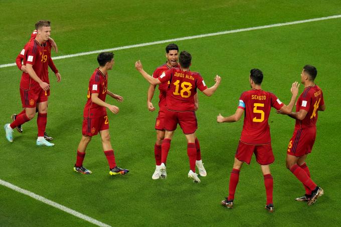 Asensio y Jordi Alba celebran un gol ante Olmo, Pedri, Busquets y Rodrigo (Foto: Cordon Press).