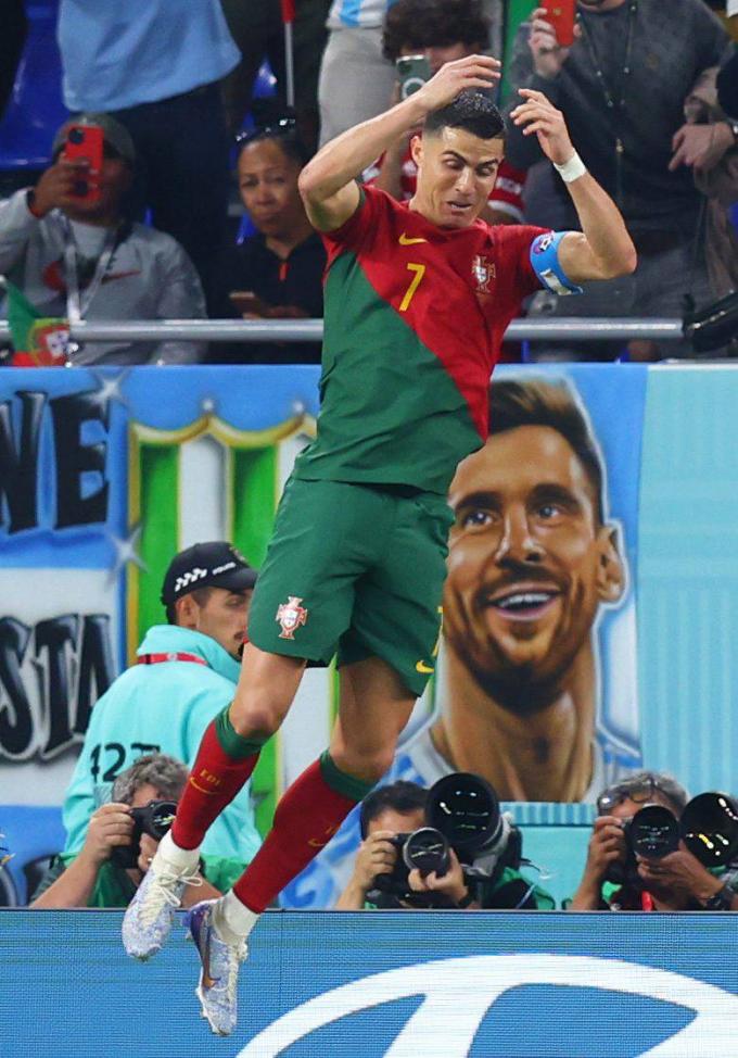 Cristiano Ronaldo celebra su gol histórico bajo la admiración de Leo Messi (Foto: Cordon press)