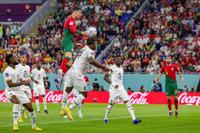 Cristiano Ronaldo salta sobre la defensa de Ghana (Foto: Cordon Press).