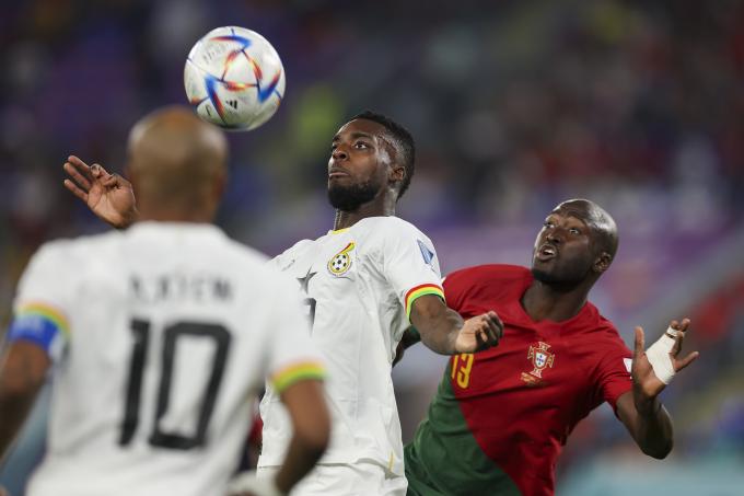 Iñaki Williams recibe de pecho el balón durante el Portugal-Ghana (Foto: EFE).