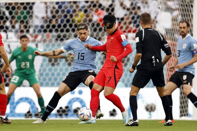 Fede Valverde y Son Heung Min pelean un balón en el Uruguay-Corea del Sur (Foto: Cordon Press).
