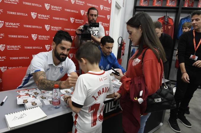Isco Alarcón firma la camiseta del Sevilla de un pequeño hincha durante la inauguración de la tienda oficial