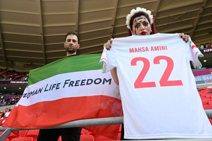 Protestas de iraníes en la grada con recuerdos a Mahsa Amini (Foto: Cordon Press).