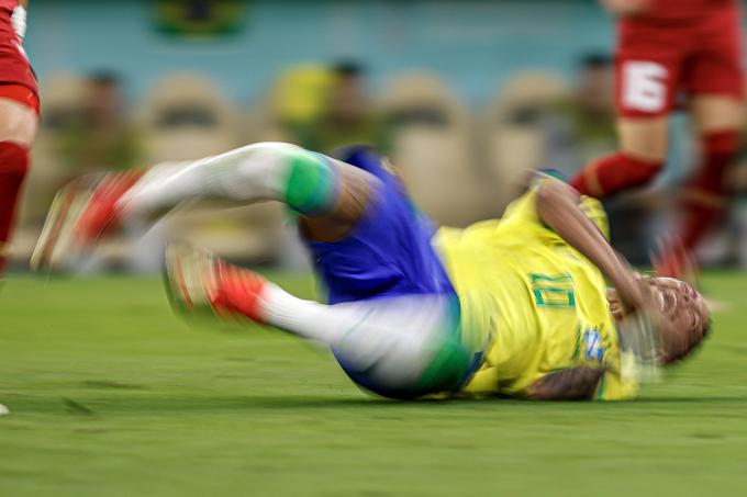 Neymar se duele tras una falta en el Brasil-Serbia (Foto: Cordon Press).