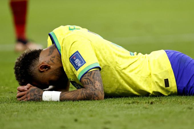 Neymar se lamenta sobre el césped tras lesionarse en Qatar (Foto: Cordon Press).