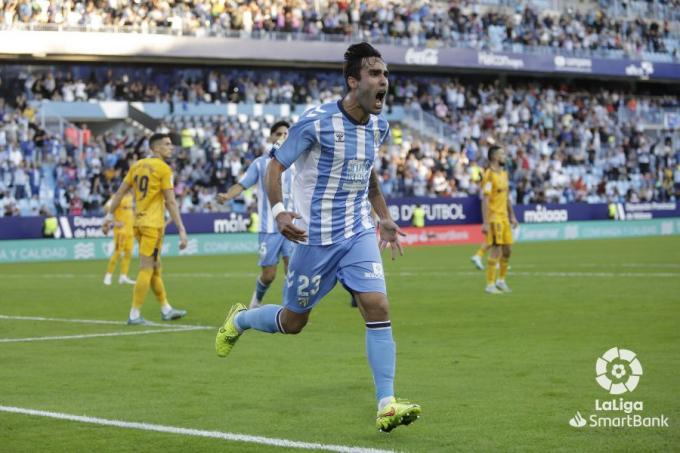 Alberto Escassi celebra el gol durante el Málaga-Ponferradina (Foto: LaLiga).