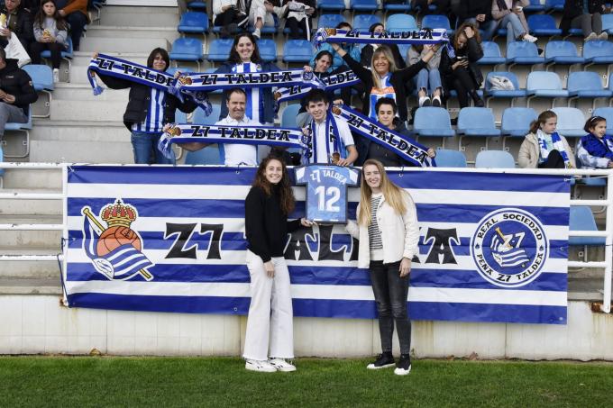 Adriana Nanclares y Allegra Poljak, con la peña Z7 (Foto: Giovanni Batista).