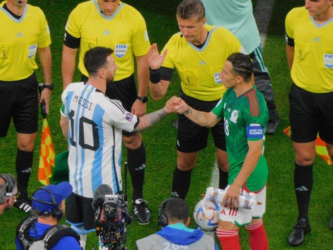 Andrés Guardado saluda a Leo Messi.