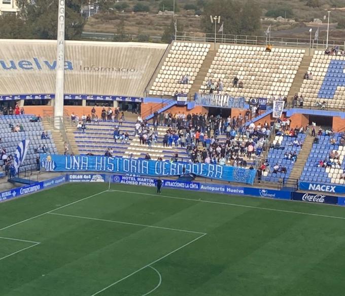 La pancarta del Frente Onuba contra el Sevilla FC (Foto: Ángel Romero)